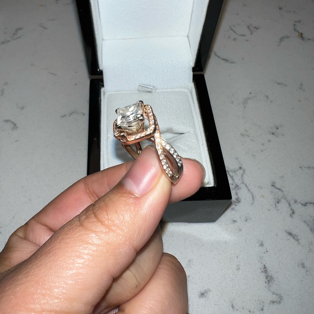 Diamond wedding ring. - Picture 3 of 7